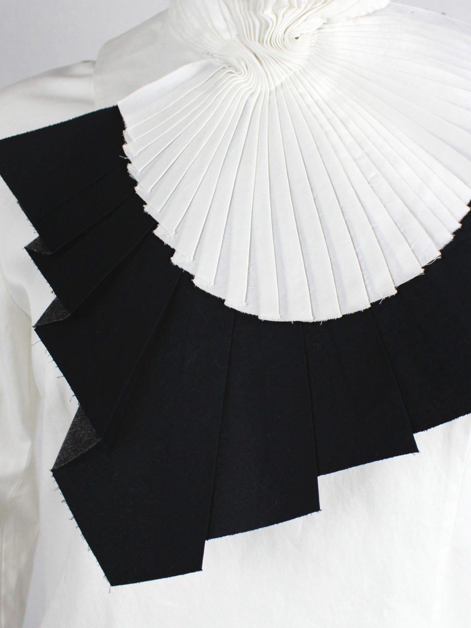 A F Vandevorst white and black wing-shaped pleated collar fall 2001 (10)