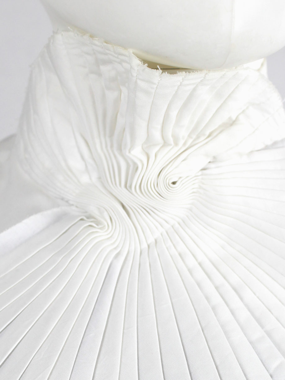 A F Vandevorst white and black wing-shaped pleated collar fall 2001 (11)