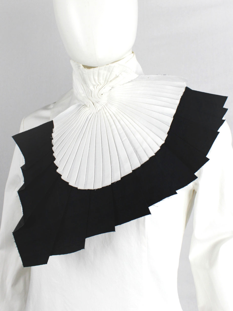 A F Vandevorst white and black wing-shaped pleated collar fall 2001 (12)