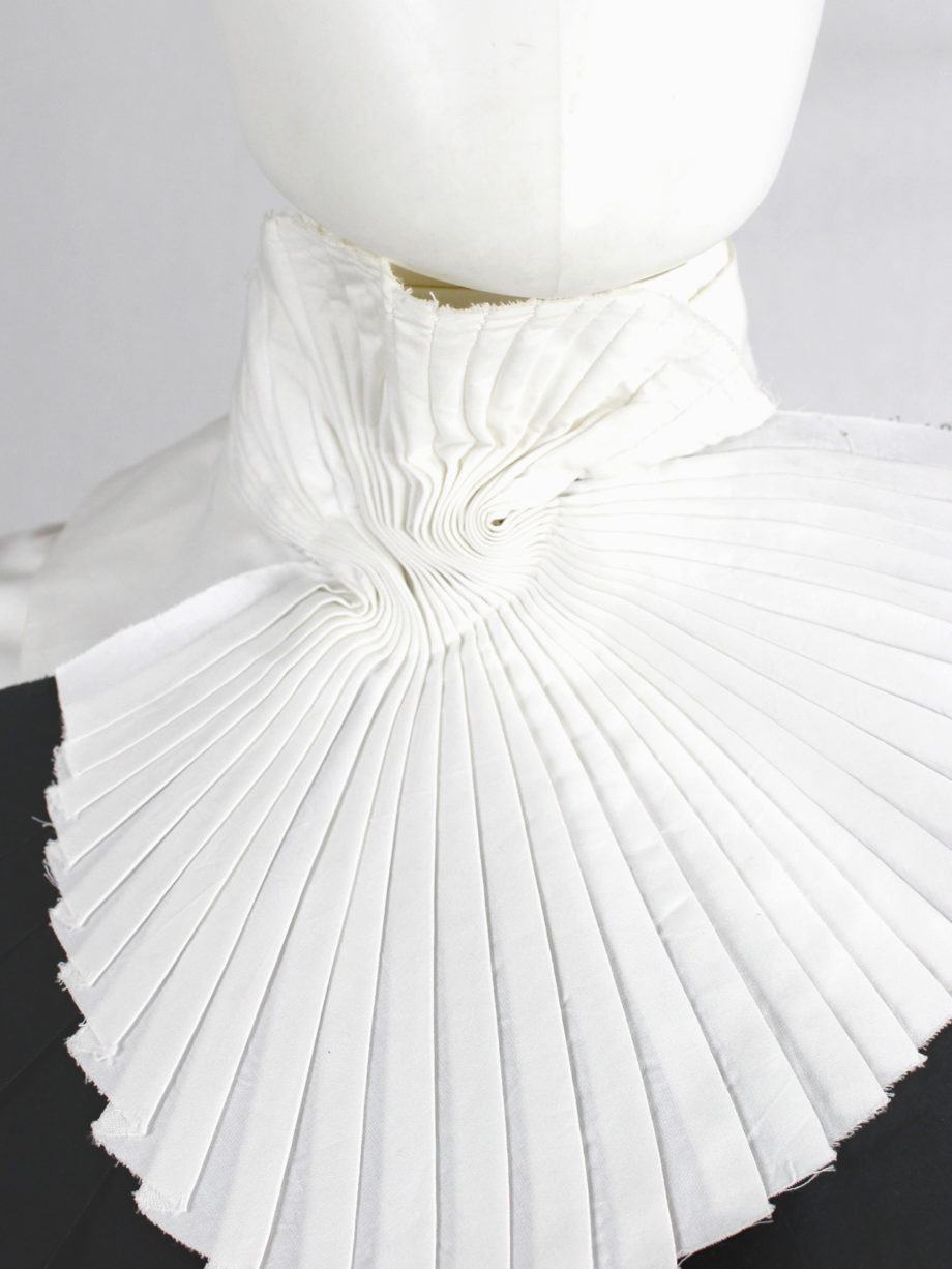 A F Vandevorst white and black wing-shaped pleated collar fall 2001 (2)