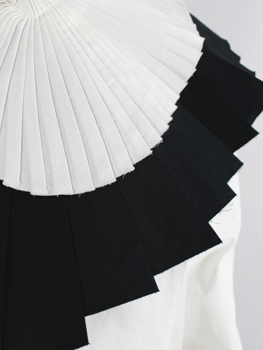 A F Vandevorst white and black wing-shaped pleated collar fall 2001 (3)