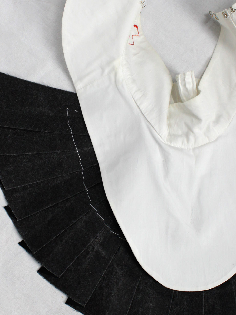 A F Vandevorst white and black wing-shaped pleated collar fall 2001 (4)