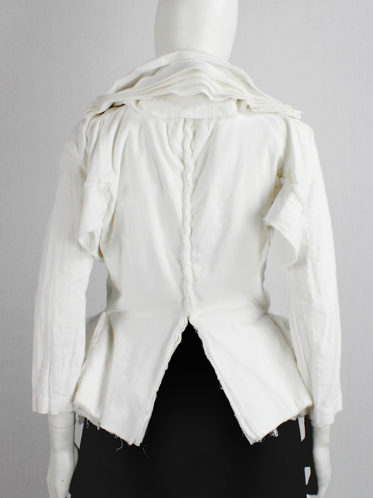 Junya Watanabe white blazer made of 8 blazers layered over each other spring 2005 (4)