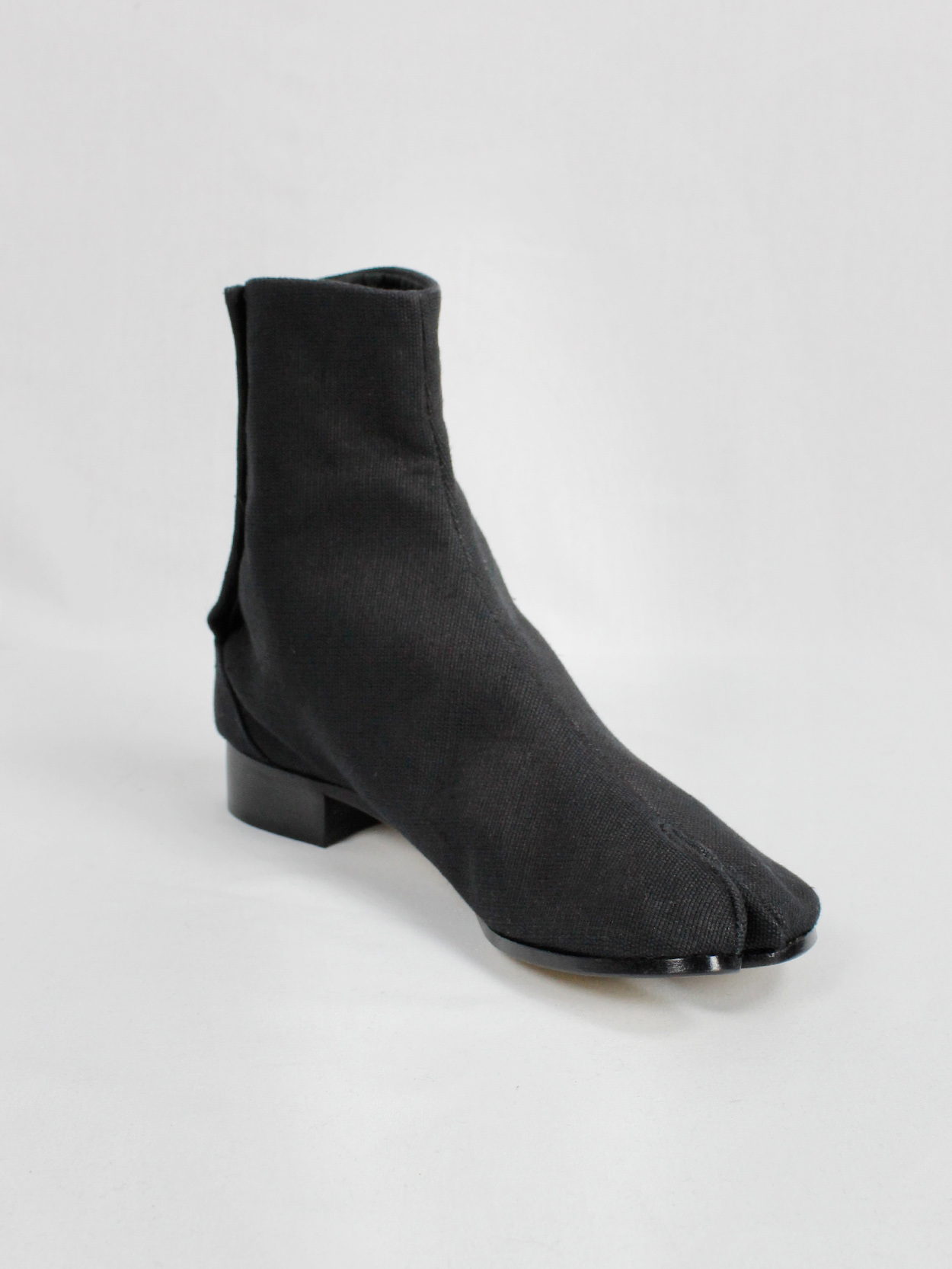Maison Martin Margiela black tabi boots in woven fabric with low heel fall 1998 (1)