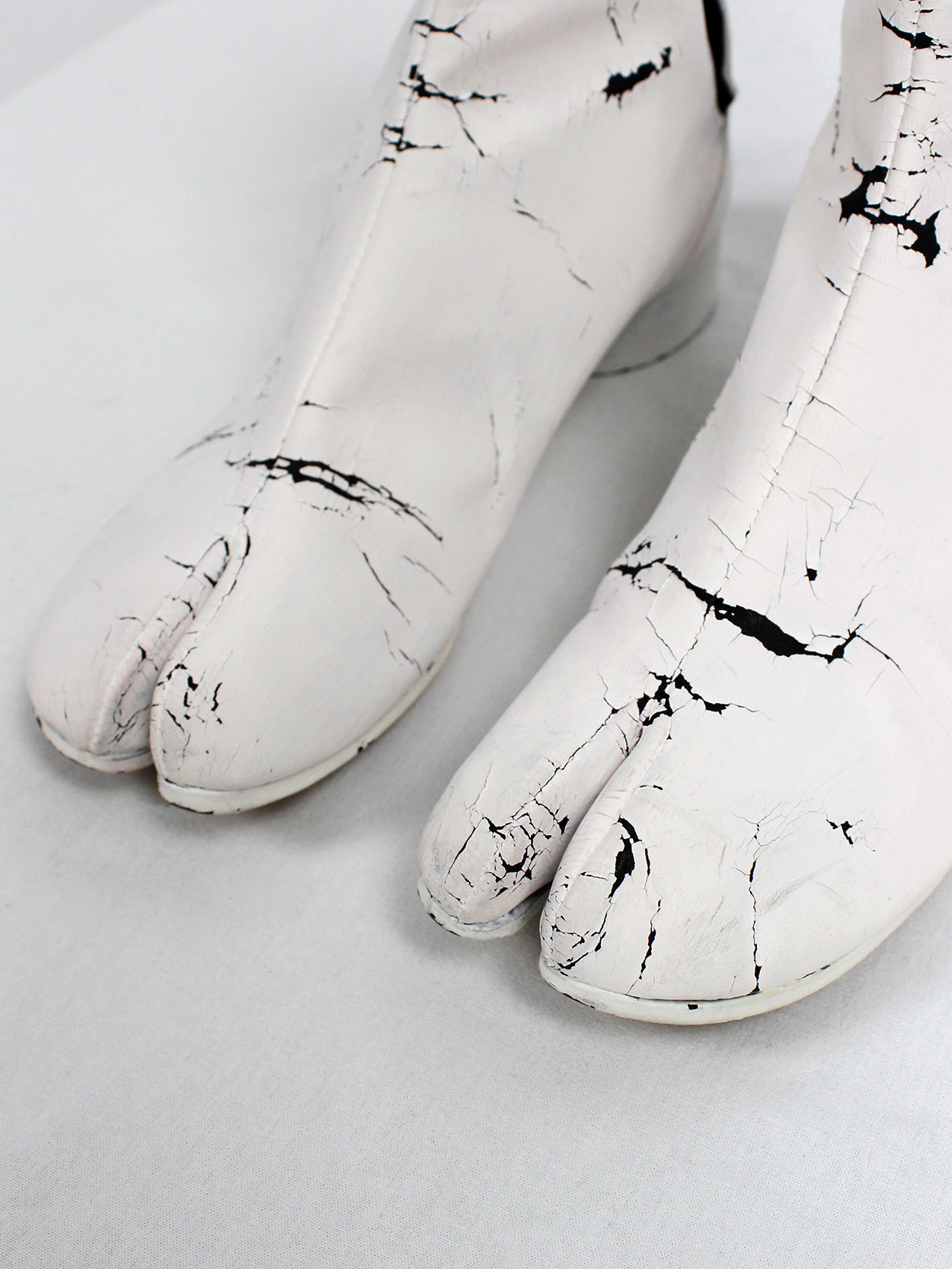 Maison Martin Margiela white painted tabi boots with low heel fall 1998 (11)