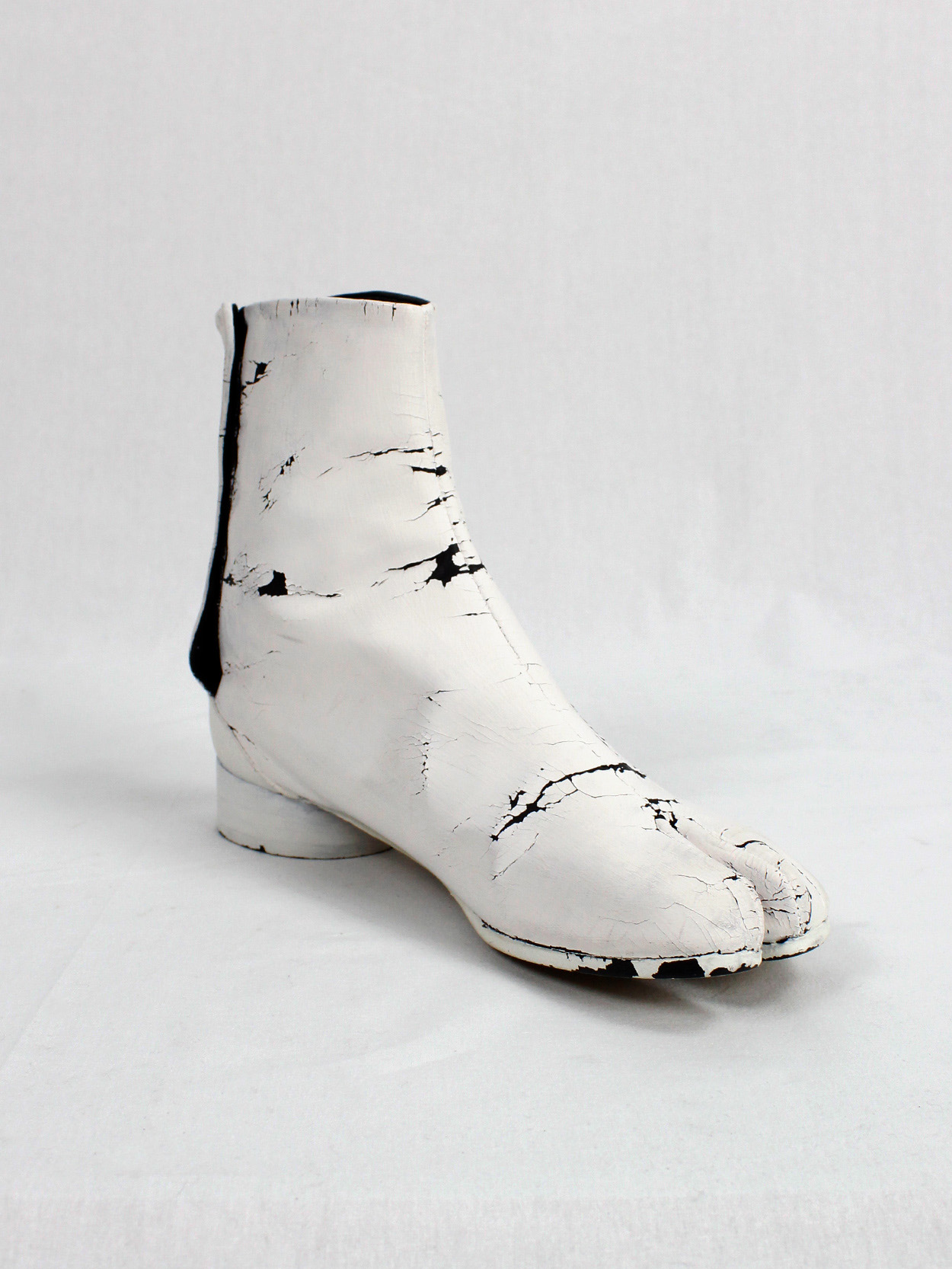 Maison Martin Margiela white painted tabi boots with low heel (39 ...