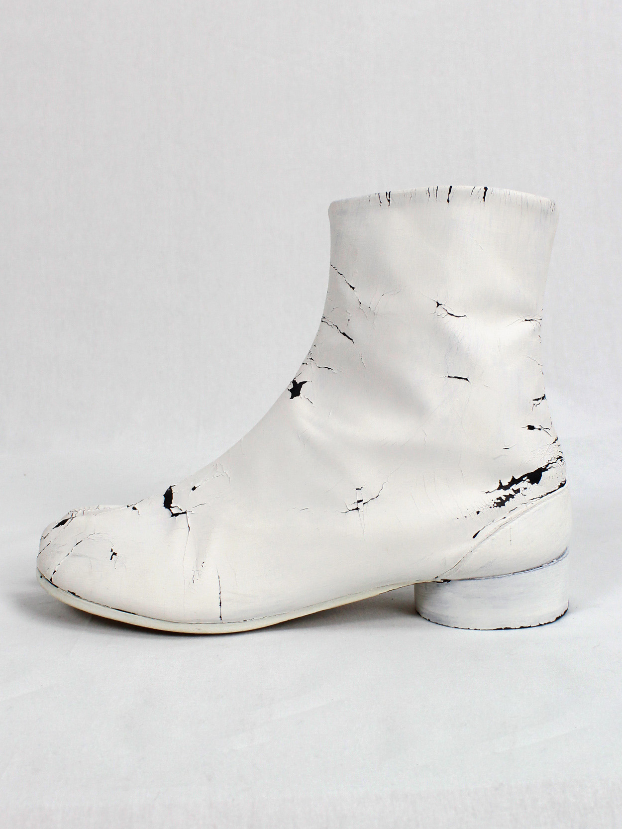 Maison Martin Margiela white painted tabi boots with low heel (39 ...