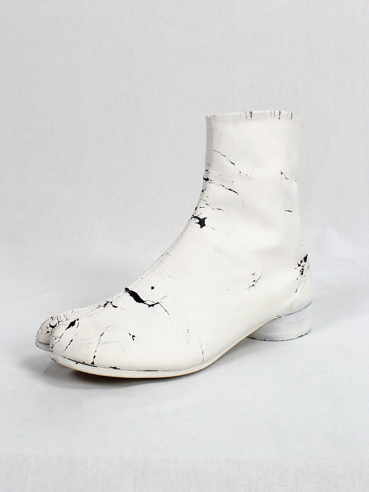 Maison Martin Margiela white painted tabi boots with low heel fall 1998 (26)