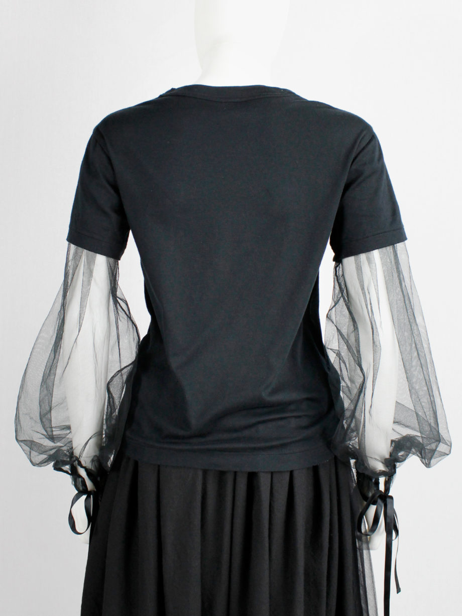 Noir Kei Ninomiya black t-shirt with inserted mesh bell sleeves with ribbons fall 2017 (13)