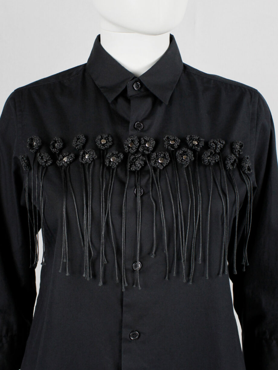 Noir Kei Ninomiya black shirt with knit flowers and thread fringes spring 2017 (12)