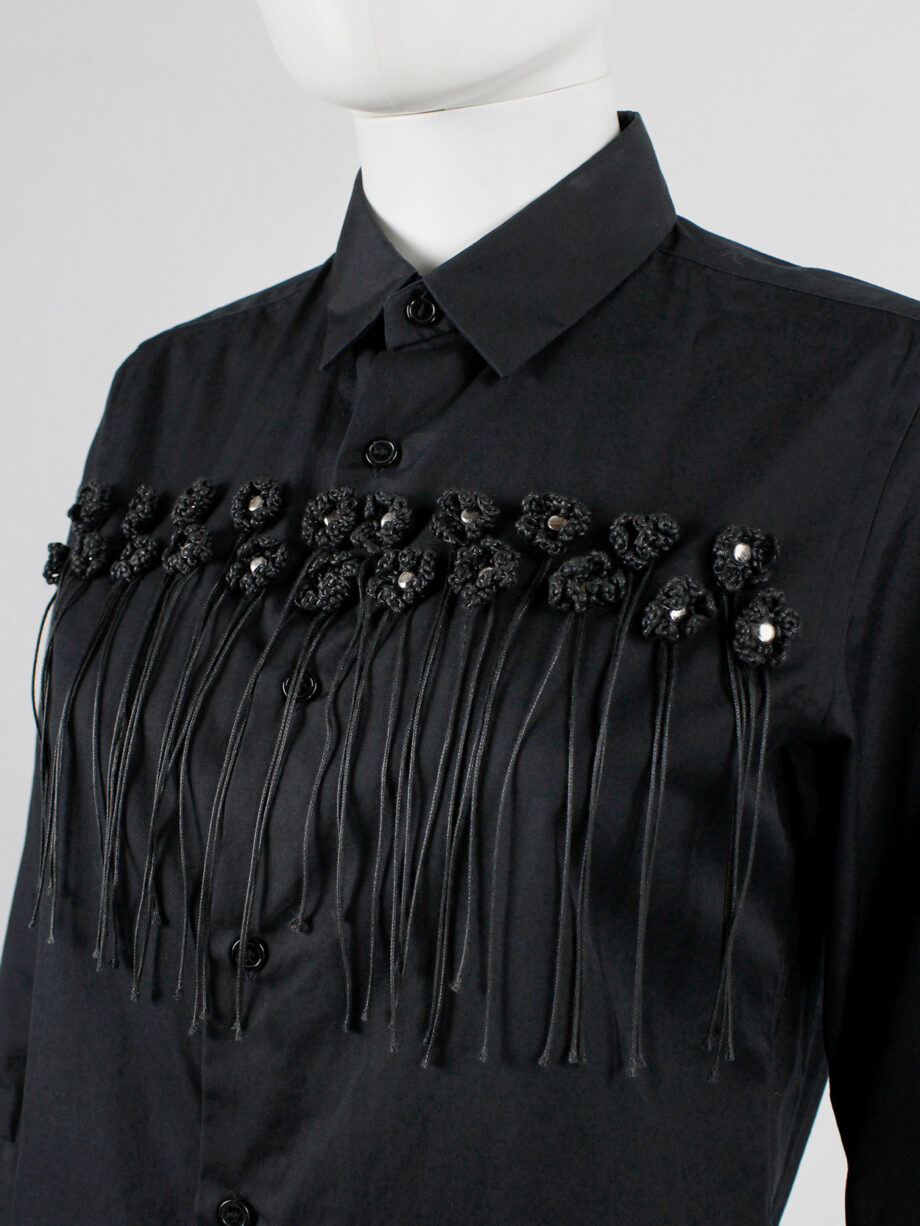 Noir Kei Ninomiya black shirt with knit flowers and thread fringes spring 2017 (13)