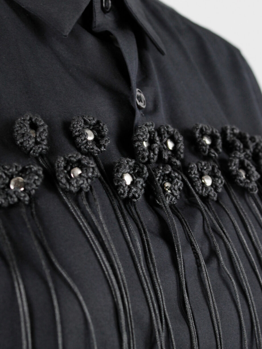 Noir Kei Ninomiya black shirt with knit flowers and thread fringes spring 2017 (18)