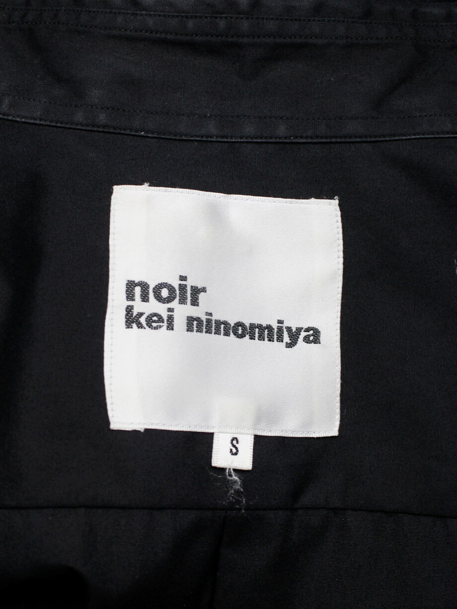 Noir Kei Ninomiya black shirt with knit flowers and thread fringes spring 2017 (5)