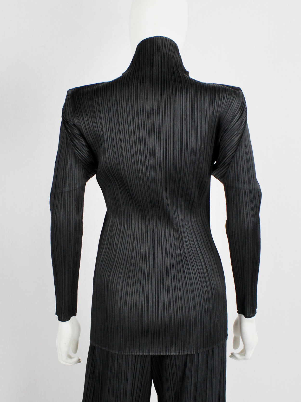 Issey Miyake black pleated turtleneck jumper with square shoulders - V ...