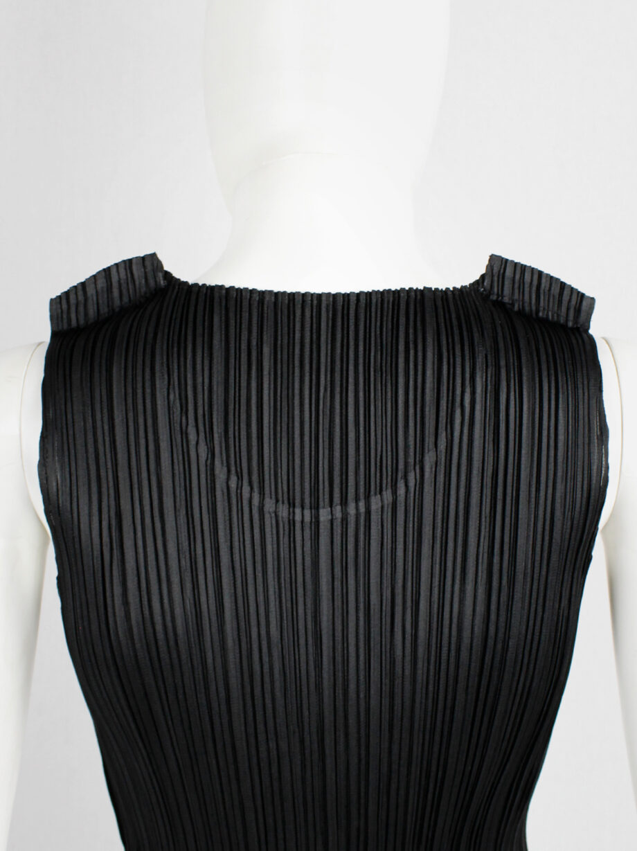 Issey Miyake Pleats Please black pleated sleeveless top with tucked shoulders (8)