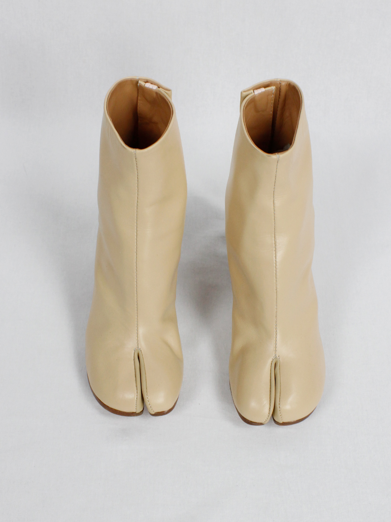 Maison Margiela beige tabi boots with wooden heel (36) - V A N II T A S