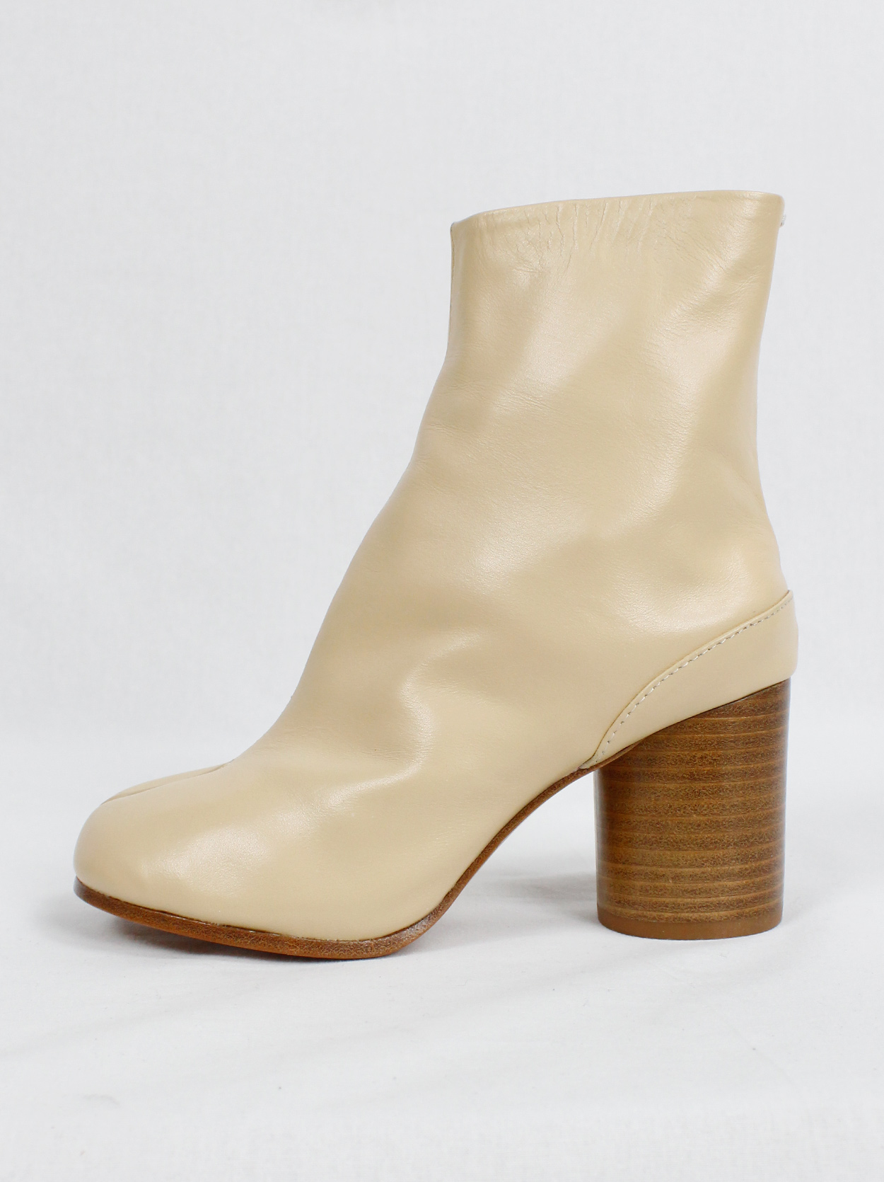 Maison Margiela beige tabi boots with wooden heel (36) - V A N II