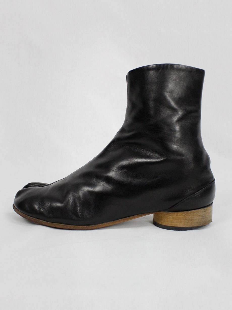 Maison Martin Margiela black leather tabi boots in with low heel