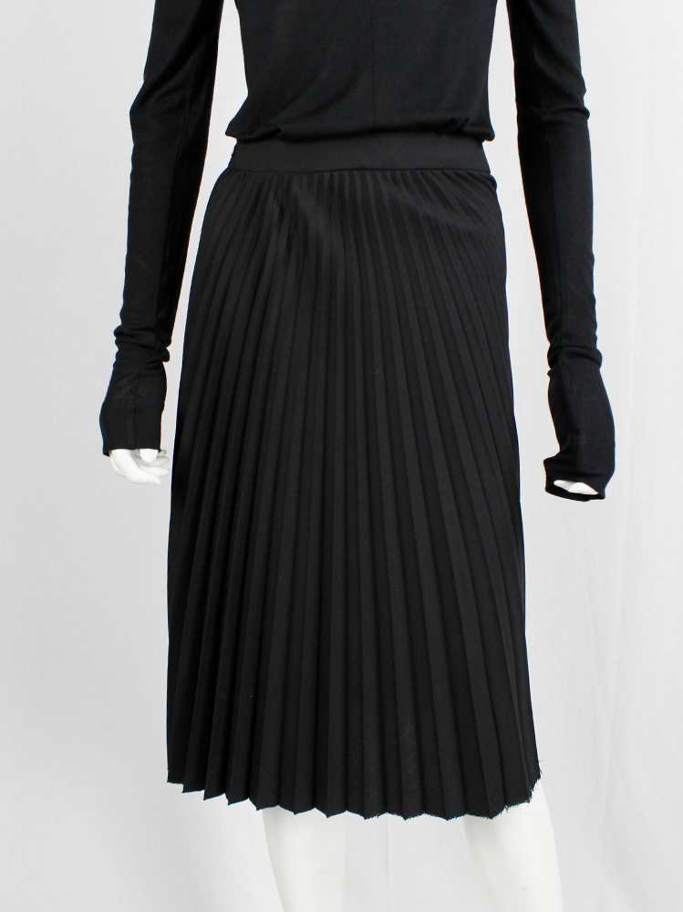 Veronique Branquinho black skirt with accordeon pleats twisting around the body (1)