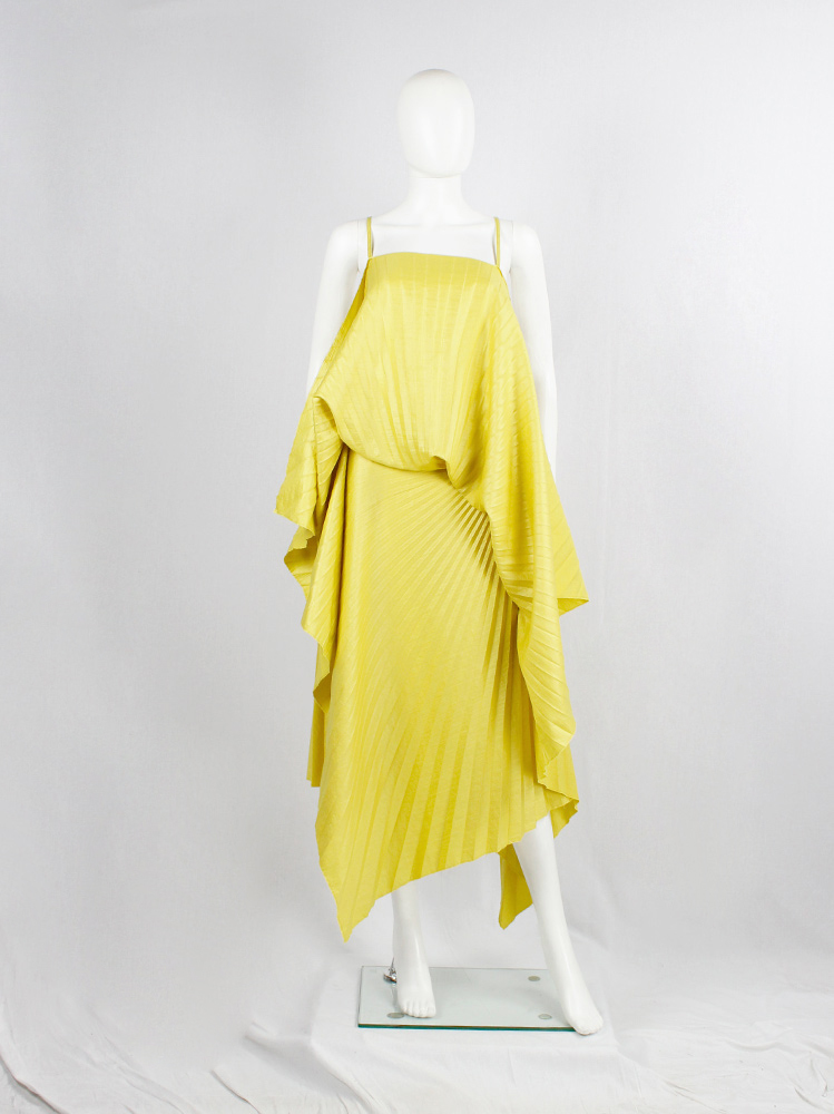 vintage A.F. Vandevorst bright yellow draped backless dress with accordeon pleats spring 2008 (1)