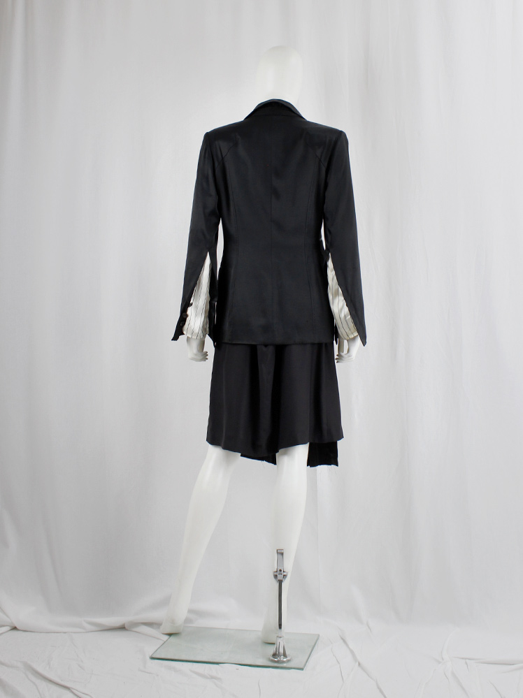 Ingrid Van De Wiele black forward closing blazer with buttoned open sleeves showing the lining (11)