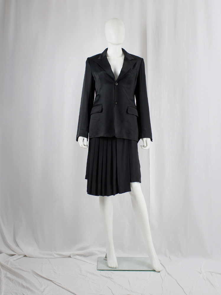 Ingrid Van De Wiele black forward closing blazer with buttoned open sleeves showing the lining (12)