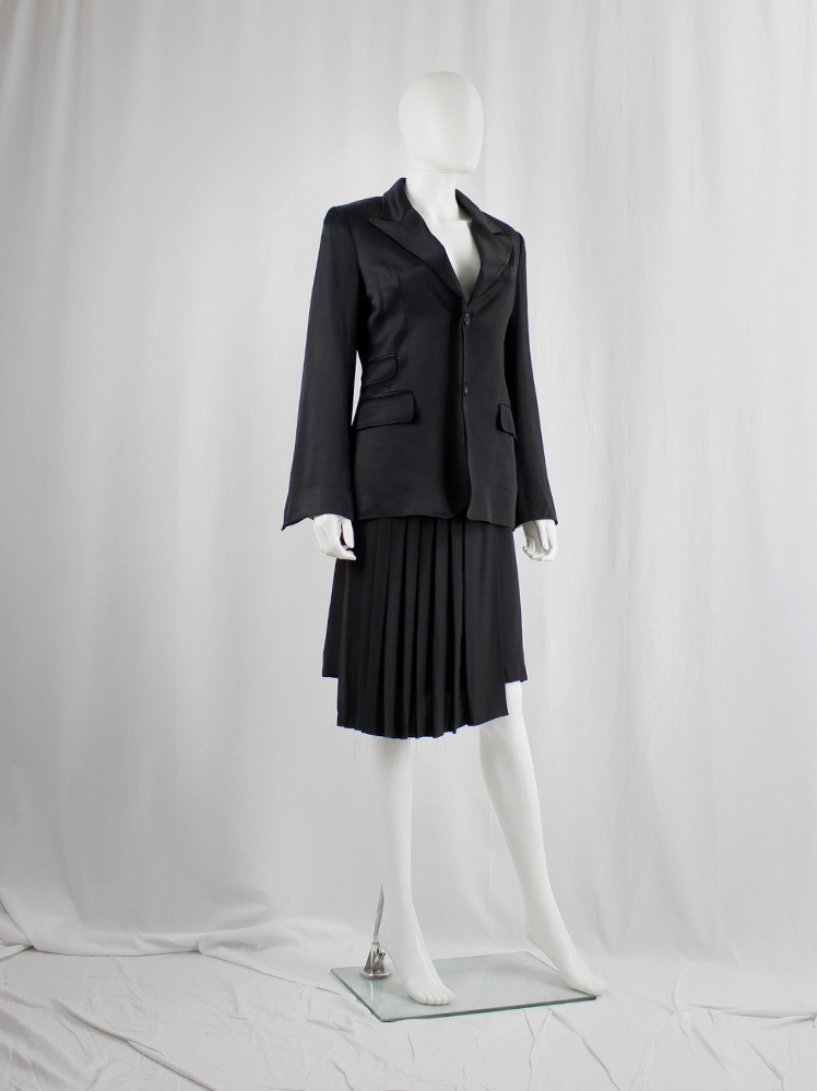 Ingrid Van De Wiele black forward closing blazer with buttoned open sleeves showing the lining (13)