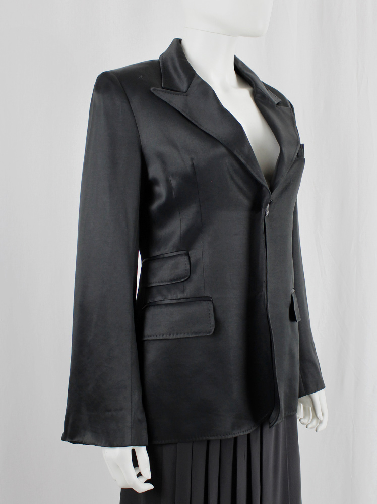 Ingrid Van De Wiele black forward closing blazer with buttoned open sleeves showing the lining (14)