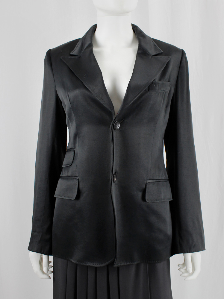 Ingrid Van De Wiele black forward closing blazer with buttoned open sleeves showing the lining (17)