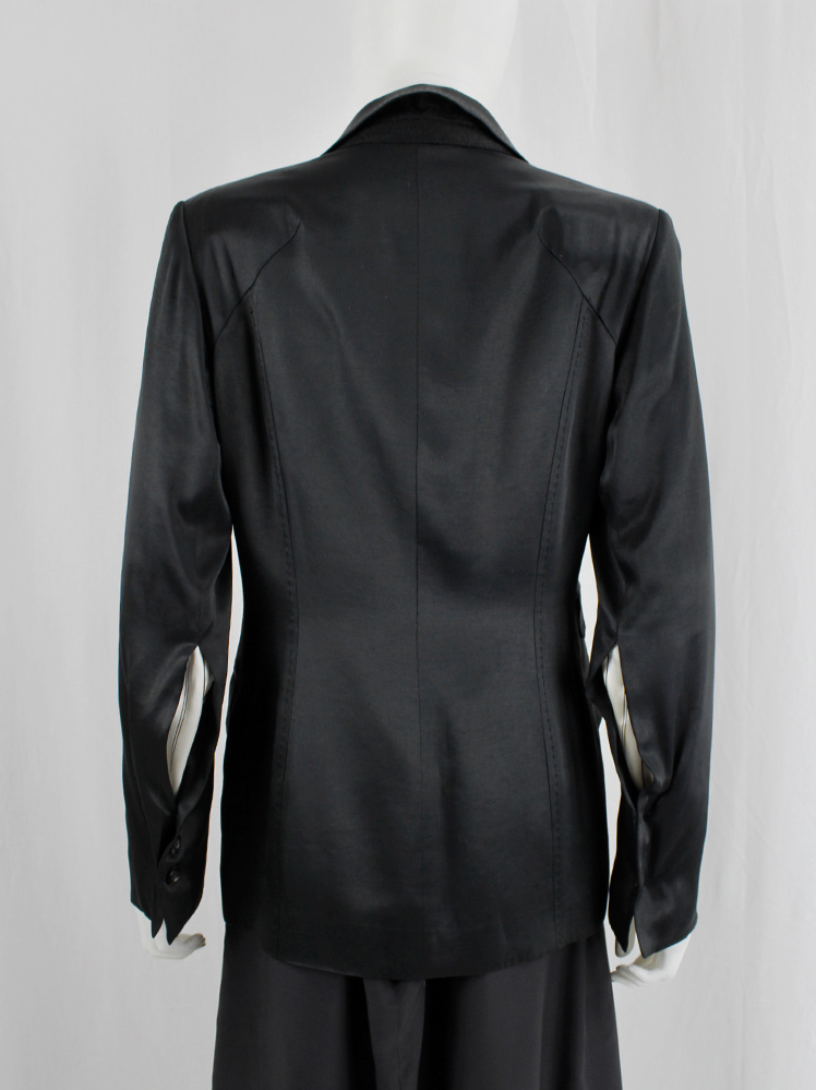 Ingrid Van De Wiele black forward closing blazer with buttoned open sleeves showing the lining (20)