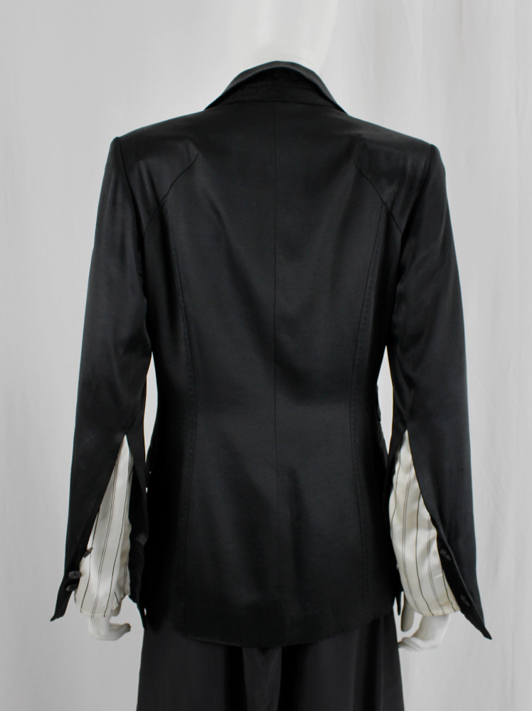 Ingrid Van De Wiele black forward closing blazer with buttoned open sleeves showing the lining (6)