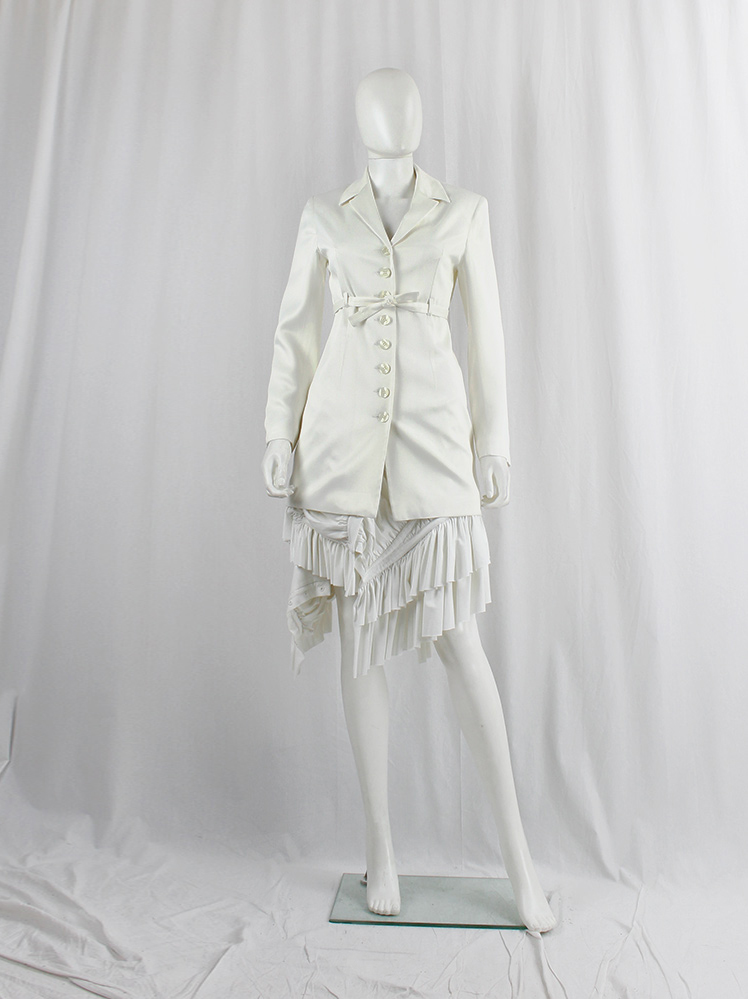 vintage Ingrid Van De Wiele white long body hugging blazer with 8 front buttons and tie 1990s (18)