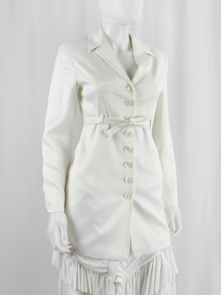 vintage Ingrid Van De Wiele white long body hugging blazer with 8 front buttons and tie 1990s (20)