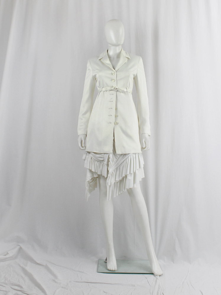 vintage Ingrid Van De Wiele white long body hugging blazer with 8 front buttons and tie 1990s (5)
